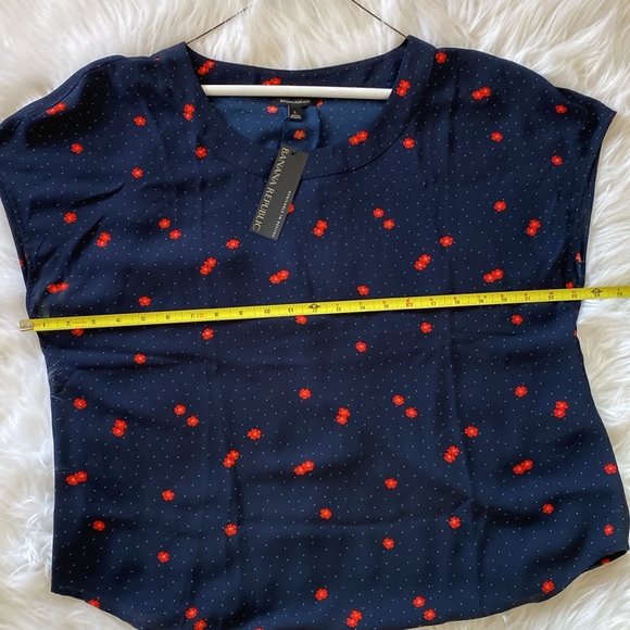 Banana Republic blouse Women's Size Large Navy with Red and white flowers NWT - Picture 6 of 10